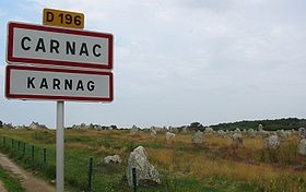Entr&eacute;e de Carnac avec les m&eacute;galithes